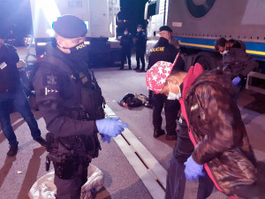 Policisté museli propustit turecké řidiče, kteří vezli v kamionu desítky migrantů