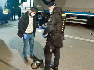 Policisté museli propustit turecké řidiče, kteří vezli v kamionu desítky migrantů
