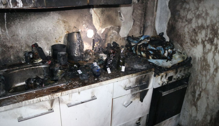FOTO: Panelákem v brněnských Vinohradech otřásla exploze. Muž se ženou nezvládli vaření pervitinu