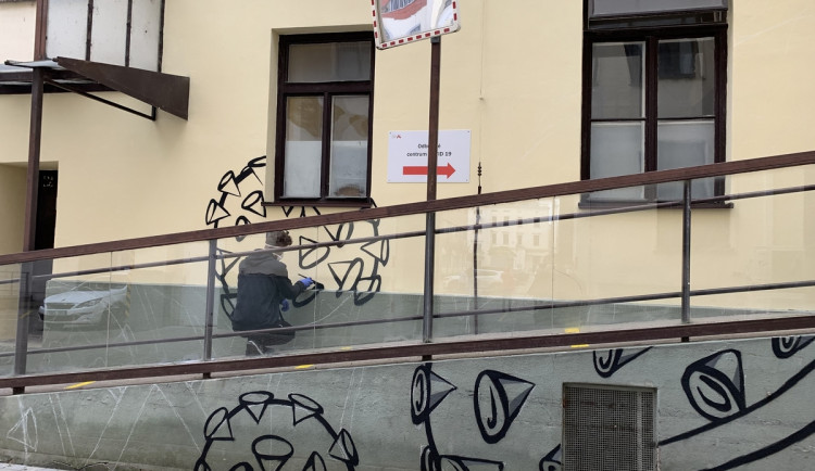 Šestnáctiletý výtvarník tvoří u Odběrového centra u svaté Anny koronavirový streetart