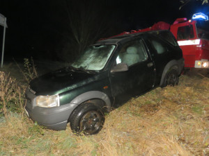 Opilý řidič domů nedojel. S dvěma promile skončil v rybníce