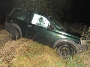 Opilý řidič domů nedojel. S dvěma promile skončil v rybníce