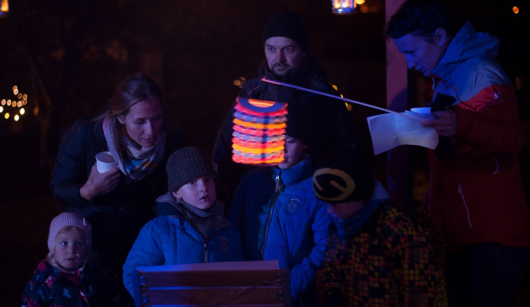 Brno dnes rozsvítí okna pro zdravotníky, Lužánky navíc přichystaly pro děti dobrodružnou noční hru