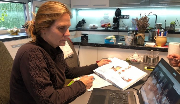 Miroslava Kučerová každý den začíná výuku kontrolováním docházky