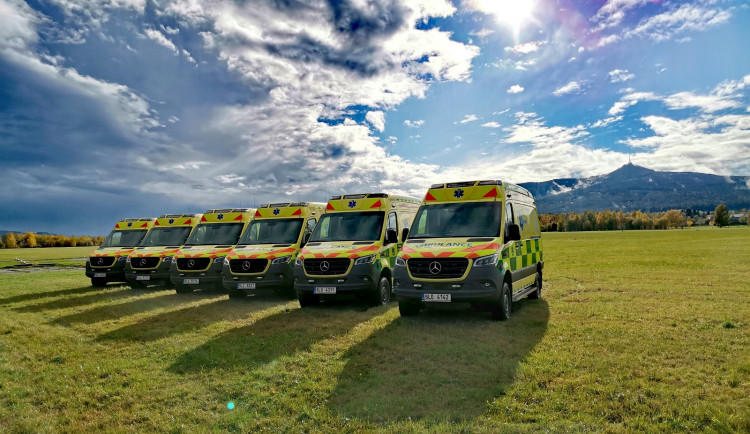 Záchranka má hned šest nových sanitek, další dva vozy přibydou do konce roku