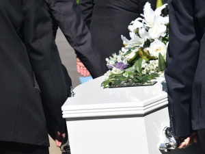 Je strašné, když na pohřeb nemůže kvůli vládnímu nařízení celá rodina, zlobí se pohřebníci