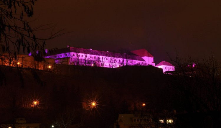 VIDEO: Špilberk se v pondělí purpurově rozzáří, připomene Světový den předčasně narozených dětí