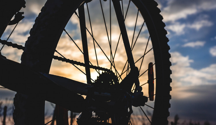 Krádeži nezabránil ani bytelný řetěz, drzému zloději se podařilo ukrást kolo za sto tisíc