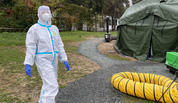 Karolína před odběrovým stanem na covid-19