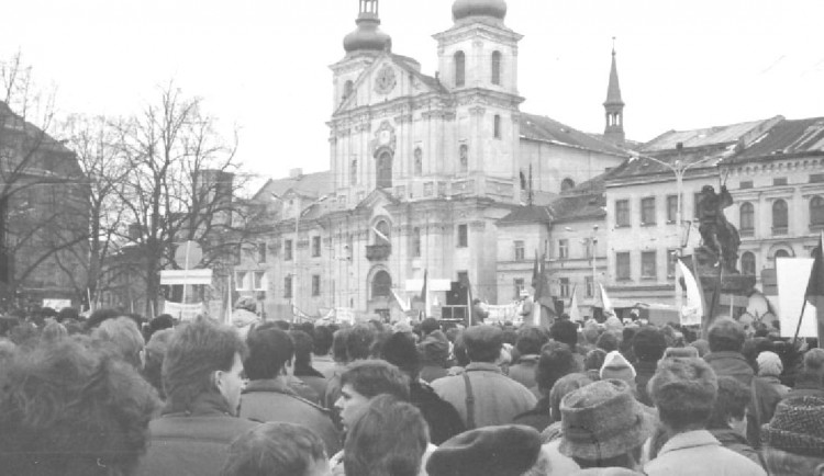 FOTO: Revoluční plamen se v roce 1989 rozhořel o týden později než v Praze