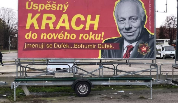 Odborář Dufek jako komunistický pohlavár. Flusnul nám do ksichtu, říká autor billboardů, které vylepil na jihu Čech