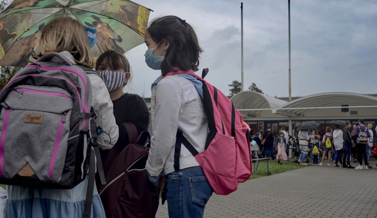 Do škol se vrací prvňáci, druháci a děti ze speciálních základních škol. Díky tomu se ruší prázdninové jízdní řády v autobusové dopravě