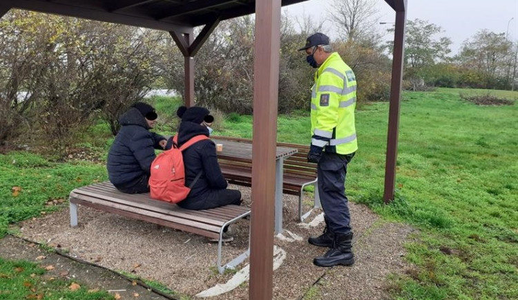 FOTO: Celníci zadrželi na jižní Moravě další dva uprchlíky. Seděli v altánu a pili kafe