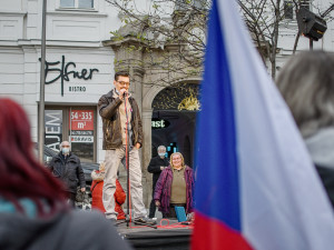 Zrušte všechna opatření proti koronaviru, demonstrovali lidé na Zelňáku
