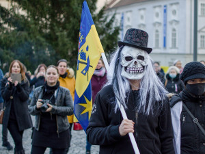 FOTO/VIDEO: Nejsme stádo, znělo sborově Zelňákem. Lidé demonstrovali za zrušení opatření proti koronaviru