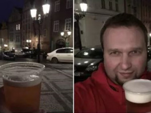 Poslanec Marian Jurečka pil pivo na veřejnosti. Fotkou se pochlubil na sociálních sítích