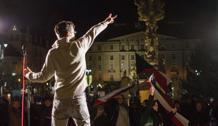 Zrušte všechna opatření proti koronaviru, demonstrovali lidé na Zelňáku
