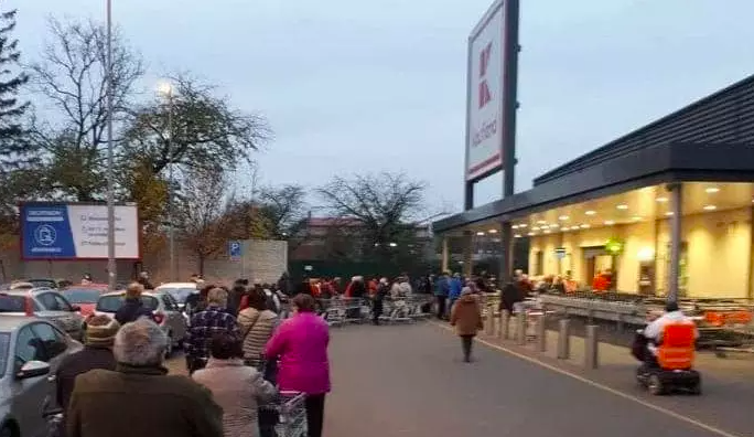 Foto před otrokovickým Kauflandem