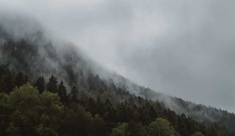 POČASÍ NA ČTVRTEK: Zatažená obloha, mlhavo a teploty do deseti stupňů