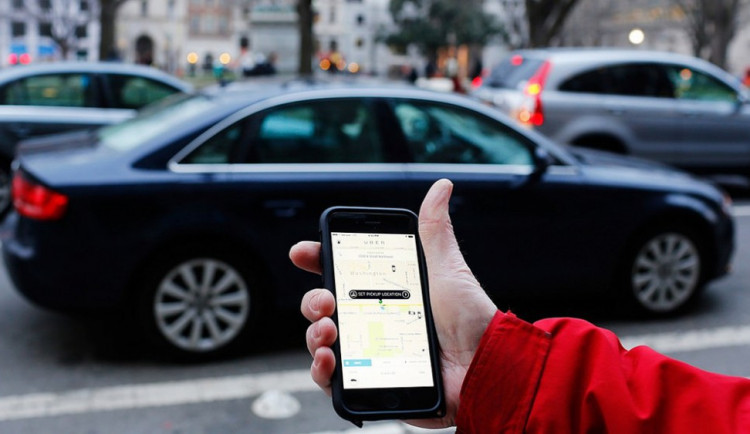 Uber funguje jak taxislužba, potvrdil Ústavní soud