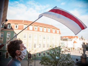 Nad Husou na provázku zavlála běloruská národní vlajka. Divadlo je sídlem ambasády nezávislé běloruské kultury