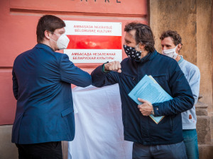 Nad Husou na provázku zavlála běloruská národní vlajka. Divadlo je sídlem ambasády nezávislé běloruské kultury