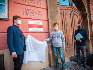 Nad Husou na provázku zavlála běloruská národní vlajka. Divadlo je sídlem ambasády nezávislé běloruské kultury