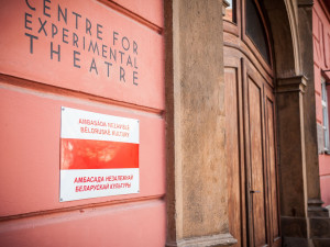 Nad Husou na provázku zavlála běloruská národní vlajka. Divadlo je sídlem ambasády nezávislé běloruské kultury