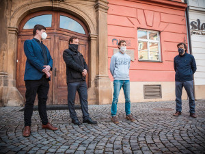 Nad Husou na provázku zavlála běloruská národní vlajka. Divadlo je sídlem ambasády nezávislé běloruské kultury