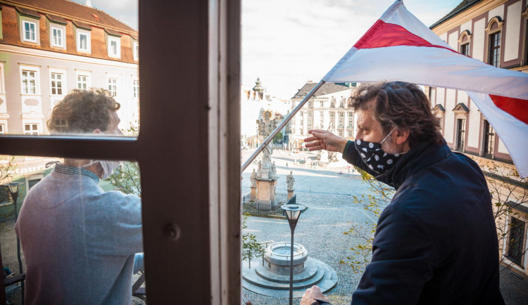 Nad Husou na provázku zavlála běloruská národní vlajka. Divadlo je sídlem ambasády nezávislé běloruské kultury