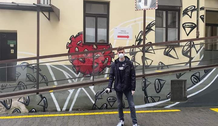 Michal Pavlík u svého díla u nemocnice u s. Anny v Brně