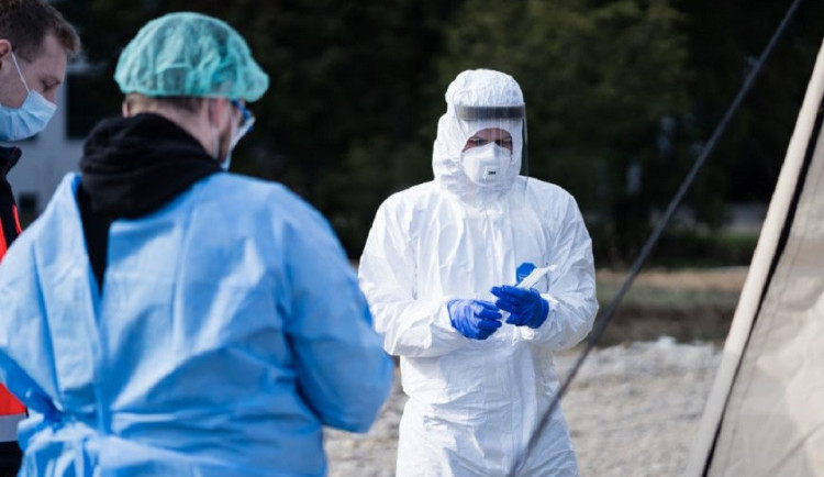 Díky otevřeným školám a návratům z karantén nemocnice postupně uvolní studenty medicíny