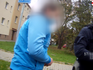 VIDEO: Policisté třikrát zastavili muže bez řidičáku, který odmítal i test na drogy. Tak mu sebrali auto