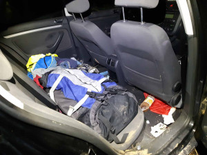 Hledaný muž ujížděl před policií v kradeném autě.