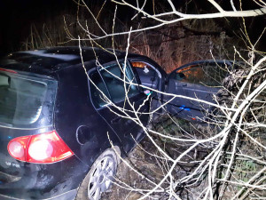 Hledaný muž ujížděl před policií v kradeném autě.