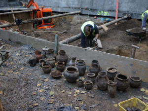 Římské náměstí v Brně ukrývalo sbírku cenných artefaktů. Archeologové jsou nadšeni ze zachovalého pelikána