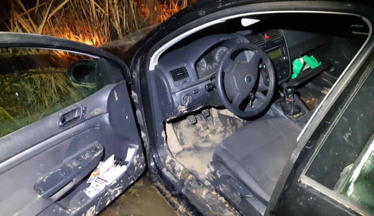 Hledaný muž ujížděl před policií v kradeném autě.