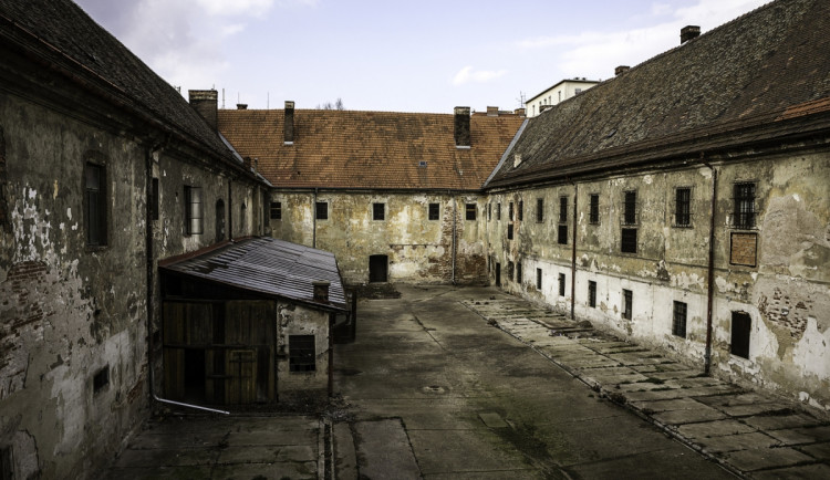 V bývalé káznici na Cejlu hrozí zřícení stropu