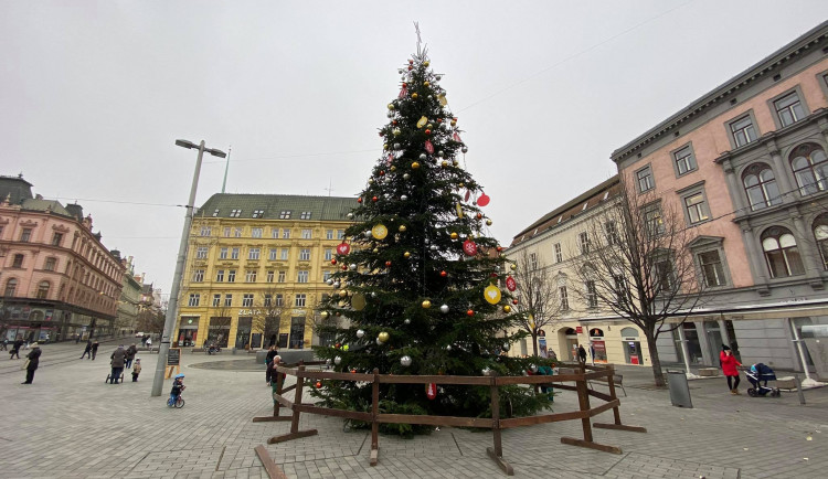 Svoboďák už zdobí vánoční strom. Po stáncích však ani stopa, o trzích rozhodnou vládní nařízení
