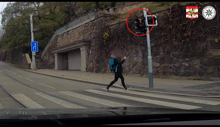 Mladá žena na policisty ukázala v běhu vulgární gesto