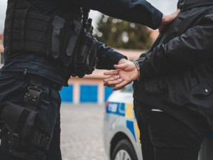 Policisté zatkli na Brněnsku muže, který jel nahatý v autě za chodkyní a u toho masturboval