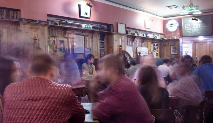 Protiepidemická opatření se uvolní od čtvrtka. Otevřou obchody, služby i restaurace