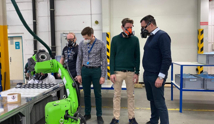 Europoslanec Zdechovský podpoří v Bruselu plzeňského výrobce ochranných masek WPA