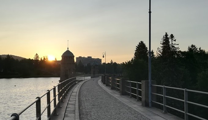 Po dlouhých měsících se opět otevřela hráz na jablonecké přehradě