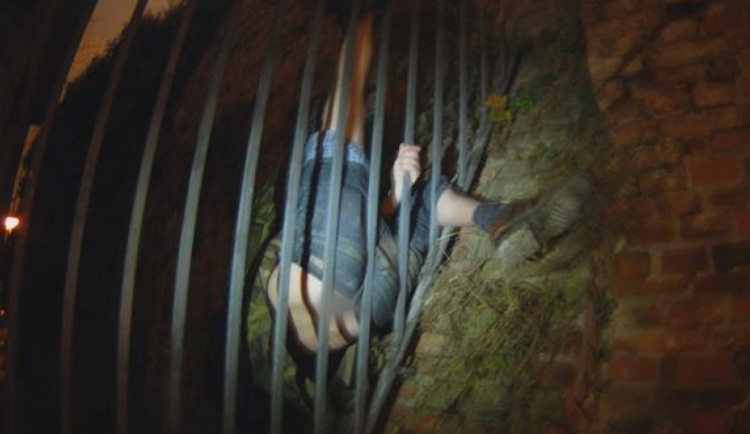 Muž chtěl v Brně zahrát dívce na klavír. Místo toho zůstal viset s holým zadkem hlavou dolů na plotě