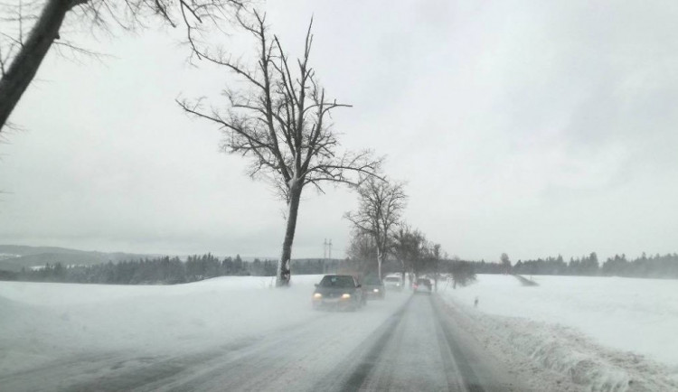 Na jihu Moravy od rána sněží. Policisté řešili už dvě desítky nehod, sníh komplikuje dopravu