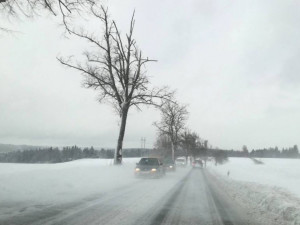Na jihu Moravy od rána sněží. Policisté řešili už dvě desítky nehod, sníh komplikuje dopravu
