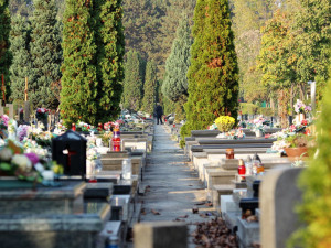 Žena s pořezaným předloktím zmateně bloudila po hřbitovně