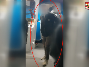 VIDEO: Policisté zadrželi muže, který v Česku sedmnáctkrát nahlásil bombu. Dělá to už od devadesátých let