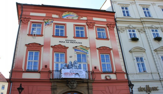 Husa na provázku uspořádala Mikuláše naruby, lidé darovali jídlo